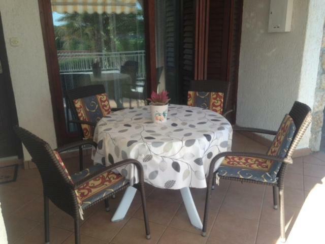 Apartment Jasna B Omišalj Esterno foto